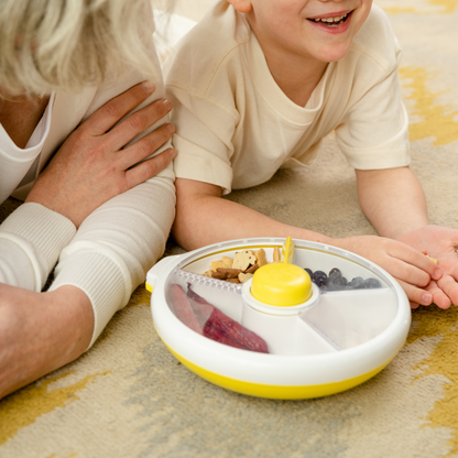 Gobe snack spinner lunch box in lemon yellow and white.