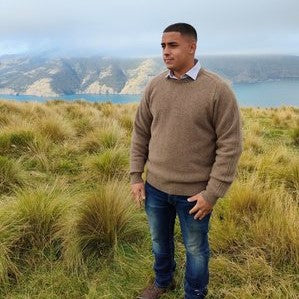 Man wearing a natural brown woolen jersey from Wyld.